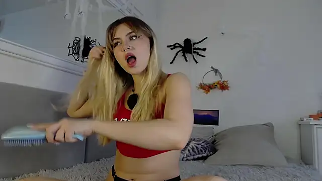 Snapshot of LunaMillie chatting on 10.31.25 LunaMillie online show from 10.31.25