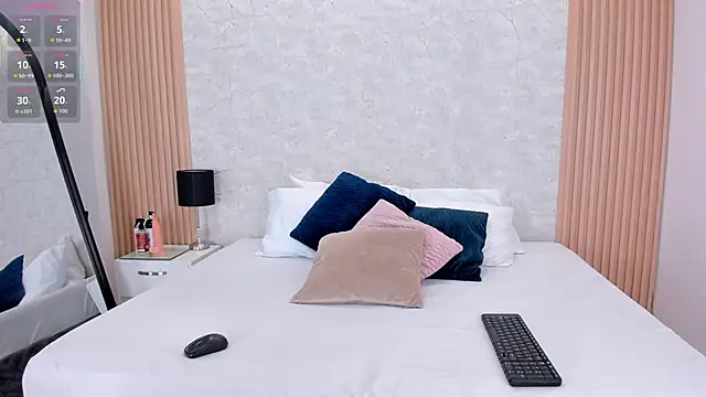 NaomyCollins   online show from 09.30.25