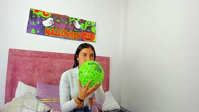 Snapshot of Vaiolet_Miller chatting on 10.04.25 Vaiolet Miller online show from 10.04.25