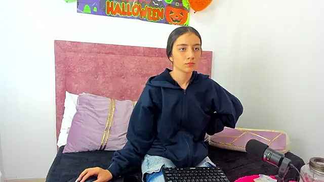 Snapshot of Vaiolet_Miller chatting on 10.20.25 Vaiolet Miller online show from 10.20.25