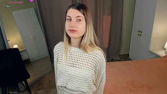 Snapshot of MartiRoyal chatting on 09.17.25 MartiRoyal online show from 09.17.25