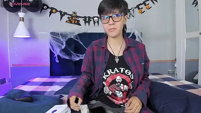 Snapshot of Tsuki_Maru chatting on 10.19.25 Tsuki Maru online show from 10.19.25