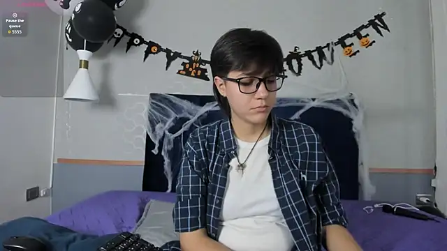 Snapshot of Tsuki_Maru chatting on 10.22.25 Tsuki Maru online show from 10.22.25