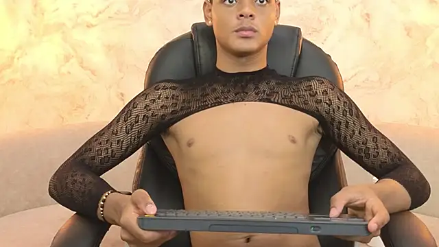 Valentino Thompson online show from 09.11.25