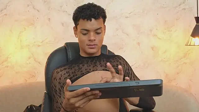 Valentino Thompson online show from 09.20.25