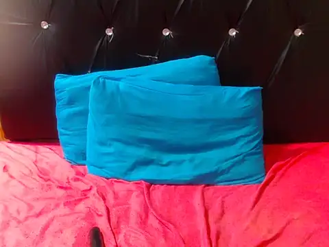 Snapshot of BeverlyQueen14 chatting on 10.04.25 BeverlyQueen14 online show from 10.04.25