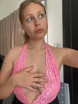 Snapshot of DababyMartina chatting on 10.17.25 DababyMartina online show from 10.17.25