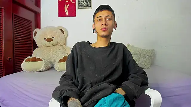 Snapshot of cold_snow013 chatting on 10.23.25 cold snow013 online show from 10.23.25