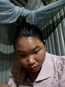 Snapshot of may-squirl chatting on 10.18.25 may-squirl online show from 10.18.25