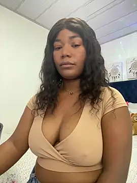 Snapshot of AvaJones_33 chatting on 10.07.25 AvaJones 33 online show from 10.07.25