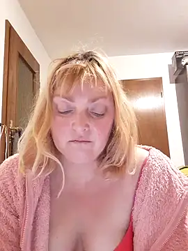 Snapshot of LiluLiluLilu chatting on 10.18.25 LiluLiluLilu online show from 10.18.25