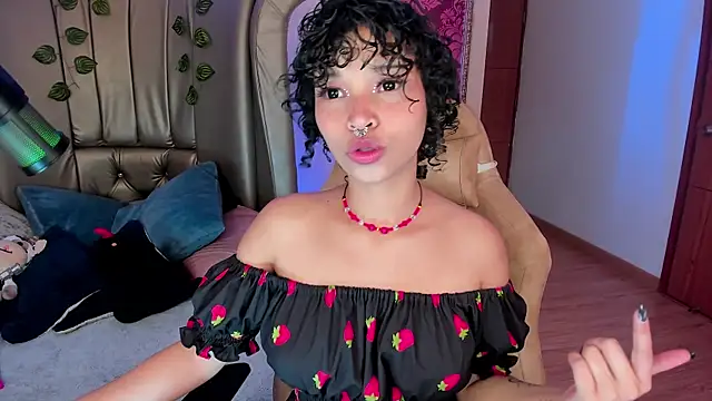 Snapshot of DaniCollinn_ chatting on 02.14.26 DaniCollinn online show from 02.14.26