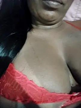 Snapshot of thamihravena chatting on 10.18.25 thamihravena online show from 10.18.25