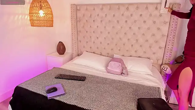 AdharaMancinii online show from 10.08.25