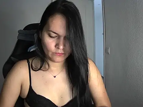 Snapshot of dulvolkova chatting on 10.14.25 dulvolkova online show from 10.14.25