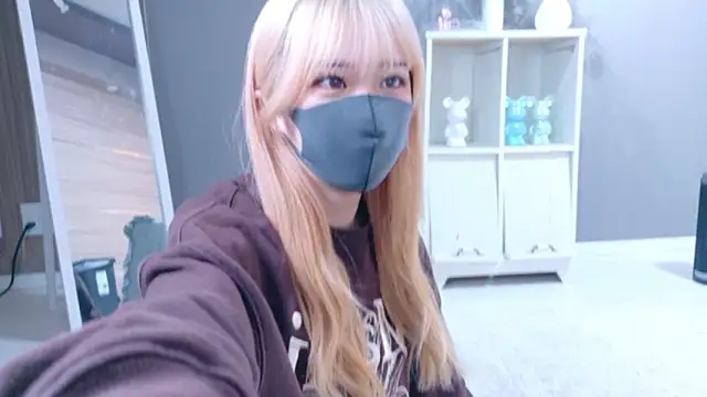 Snapshot of Una_chan_ chatting on 10.23.25 Una chan online show from 10.23.25