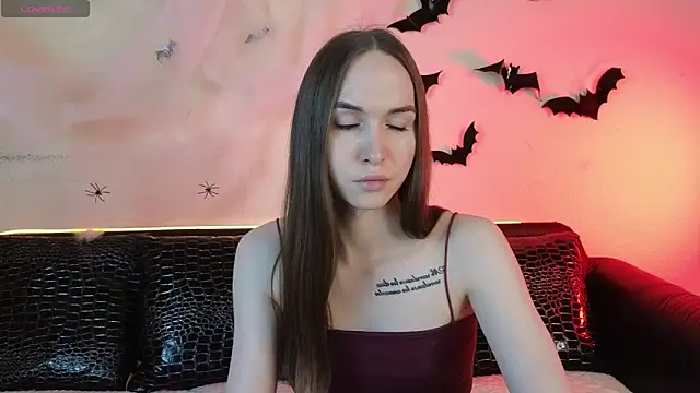 Snapshot of Angeel_Kate chatting on 10.22.25 Angeel Kate online show from 10.22.25