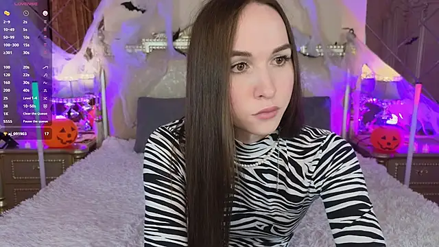 Snapshot of Angeel_Kate chatting on 10.30.25 Angeel Kate online show from 10.30.25