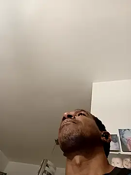 Snapshot of estrogeni chatting on 09.22.25 estrogeni online show from 09.22.25