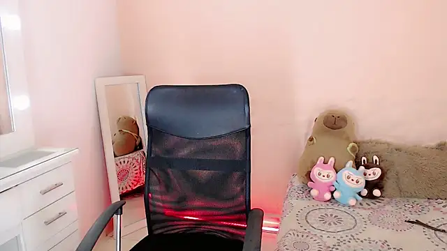 Snapshot of sweet_royal_ chatting on 10.21.25 sweet royal  online show from 10.21.25