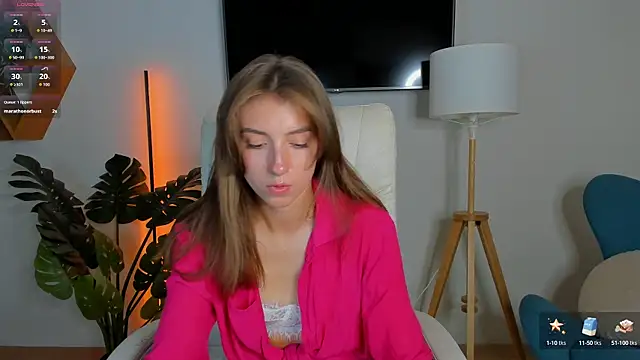 Snapshot of SweetVikki chatting on 09.23.25 SweetVikki online show from 09.23.25