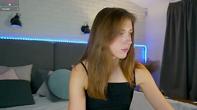 Snapshot of SweetVikki chatting on 10.20.25 SweetVikki online show from 10.20.25