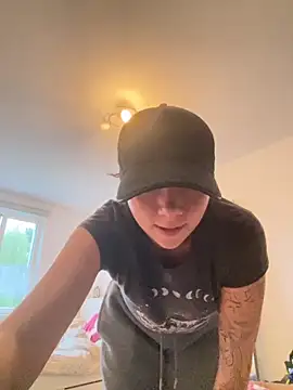 YoungZoee online show from 09.09.25