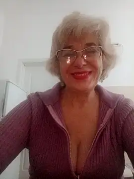 Snapshot of 52MiaLove02 chatting on 10.16.25 52MiaLove02 online show from 10.16.25