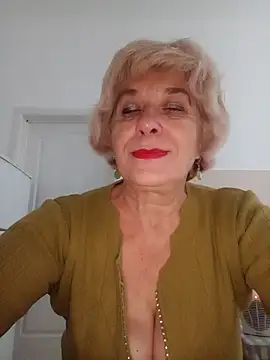 Snapshot of 52MiaLove02 chatting on 10.20.25 52MiaLove02 online show from 10.20.25