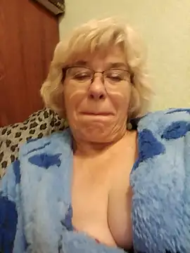 Snapshot of 52MiaLove02 chatting on 10.28.25 52MiaLove02 online show from 10.28.25