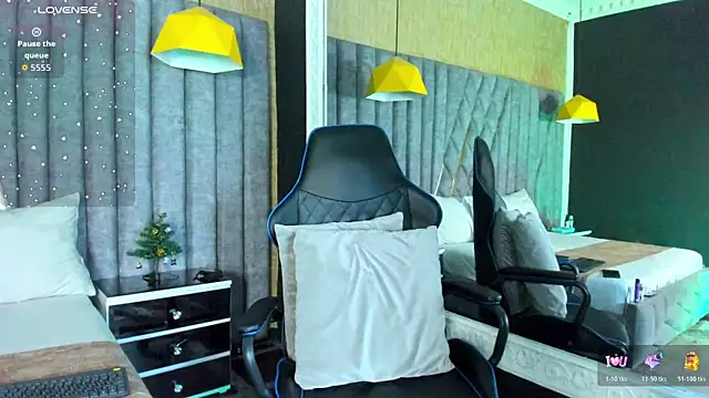 SkylerBloomm online show from 12.21.25