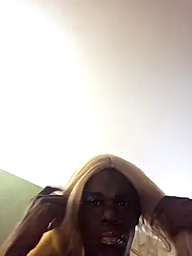 Cocoaversace302 online show from 10.21.25