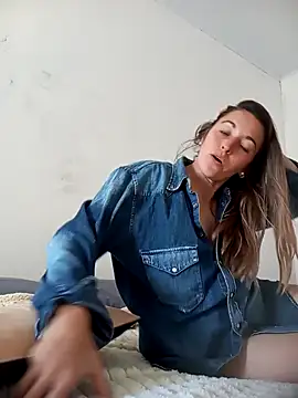 Snapshot of Heisi-Sex chatting on 09.15.25 Heisi-Sex online show from 09.15.25