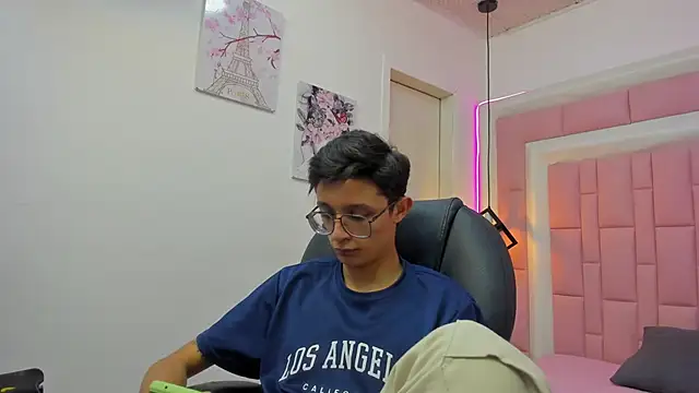 SantiagoRusso18 online show from 10.04.25