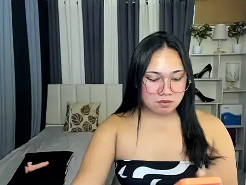 TsUncutKaren online show from 02.25.26