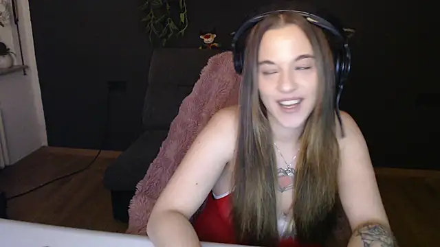 Luna Lynn online show from 11.29.25