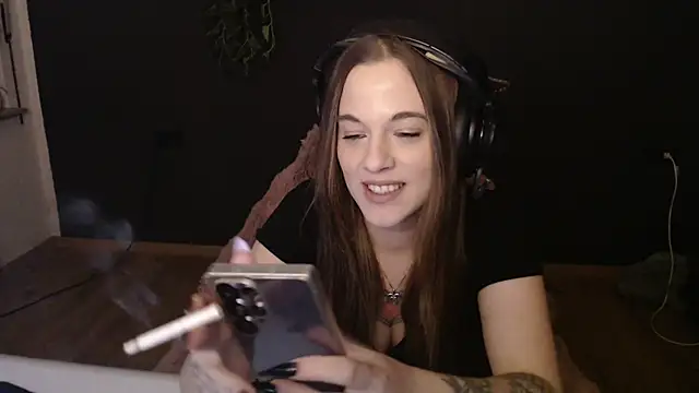 Luna Lynn online show from 12.17.25