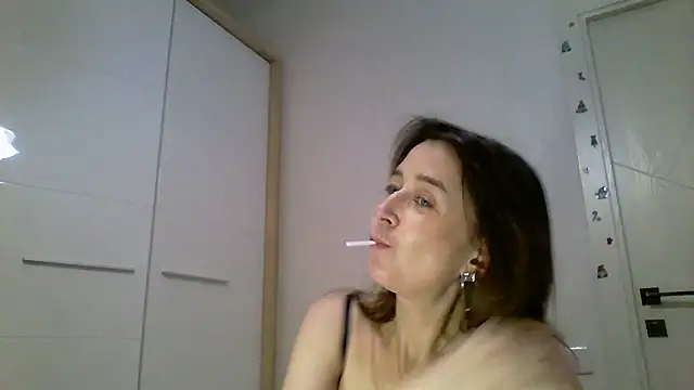Snapshot of Avenique chatting on 10.23.25 Avenique online show from 10.23.25
