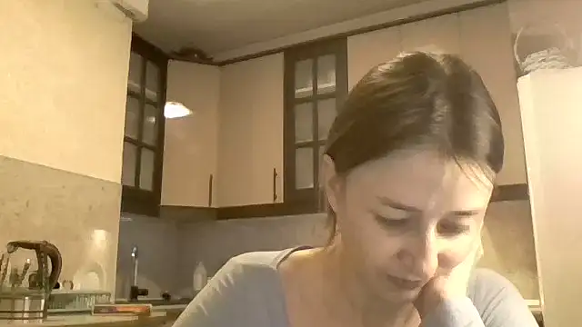 Snapshot of Avenique chatting on 10.24.25 Avenique online show from 10.24.25