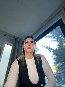 Ella Vee online show from 09.18.25