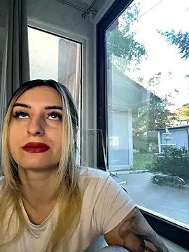 Ella Vee online show from 09.24.25