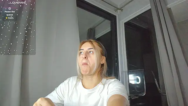 Ella Vee online show from 10.10.25