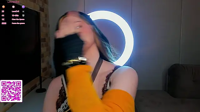 Snapshot of EvaBlimey chatting on 09.20.25 EvaBlimey online show from 09.20.25