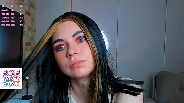 Snapshot of EvaBlimey chatting on 09.21.25 EvaBlimey online show from 09.21.25