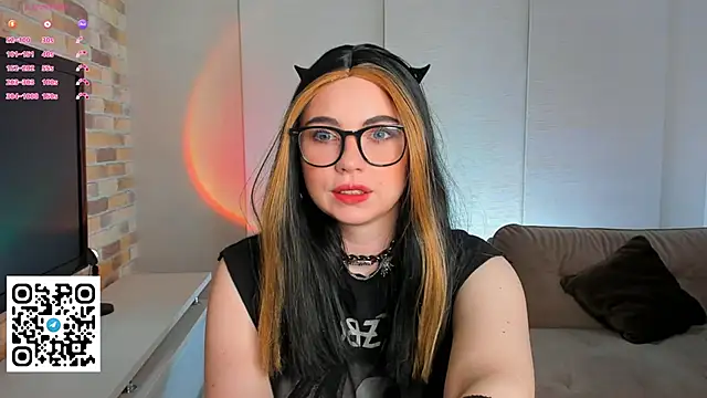 Snapshot of EvaBlimey chatting on 09.24.25 EvaBlimey online show from 09.24.25