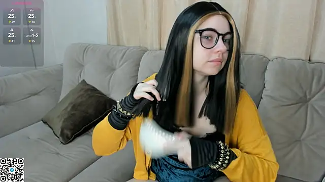 Snapshot of EvaBlimey chatting on 10.16.25 EvaBlimey online show from 10.16.25