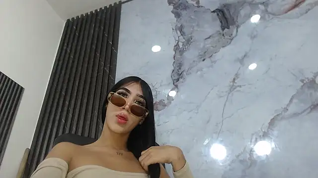 Snapshot of CamelyHott chatting on 10.12.25 CamelyHott online show from 10.12.25