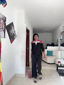 Snapshot of zaracollins01 chatting on 10.02.25 zaracollins01 online show from 10.02.25