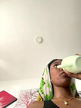 Snapshot of zaracollins01 chatting on 10.04.25 zaracollins01 online show from 10.04.25