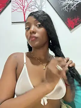 Snapshot of zaracollins01 chatting on 10.12.25 zaracollins01 online show from 10.12.25